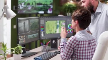 Profesyonel video editörünün iş istasyonunda elde çekilmiş fotoğrafı