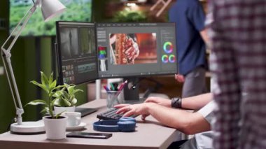 Yeni proje üzerinde çalışan video editörü orta çekim