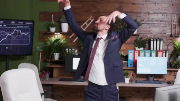 Fotografía portátil de cámara lenta del trabajador de oficina corporativo bailando — Vídeo de stock