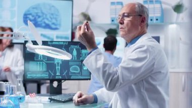 Bir örneğe büyüteçle bakmak