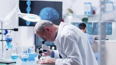 Bilim adamlarından oluşan yoğun ve iyi donanımlı laboratuvar ekibi üzerinde çalışıyoruz