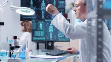 Araştırmacı mavi örnekleri ile farklı tüpler alarak