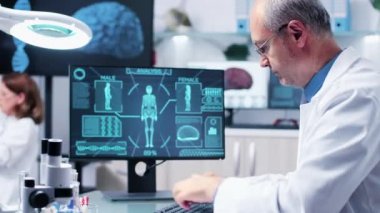 60'lı yıllarda olgun kimyager örnekleri ile tüpler bakarak Orta dolly çekim