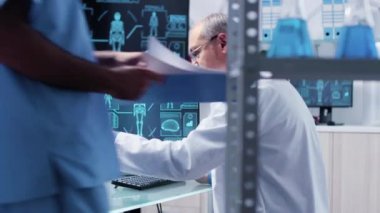 Modern araştırma merkezinde bilim adamı farklı örneklere bakıyor