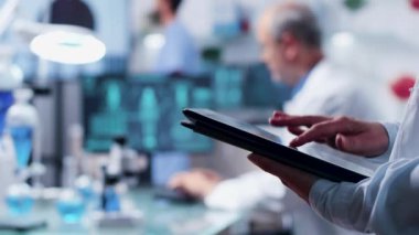 Bilim adamı dijital tablet Pc'den araştırmacı masasına raf odağı