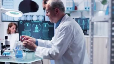 Farklı tüplerden örnek alan bilim adamı