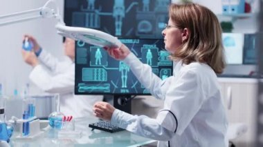 Modern ve donanımlı laboratuvarda çalışmak