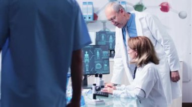 Konuşan iki doktorun el den çekim