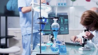 Asistan örnekleri ile bir tüp getiren