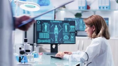 Bilgisayarda çalışan kimyager kadının orta çekim