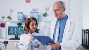 Bilim adamlarından oluşan modern ve yüksek son laboratuvar ekibi yürüyor