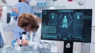 Bilim adamı yüksek son laboratuvar ekibinde