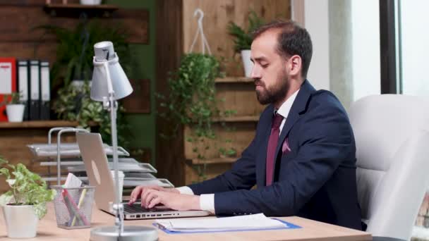 Confident corporate manager typing an email on the laptop — Stock Video