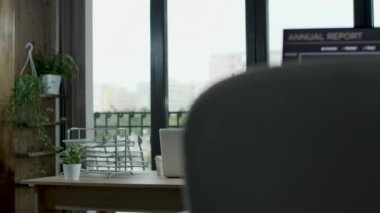 Büyük pencereleri olan modern ofis ve içinde kimse yok