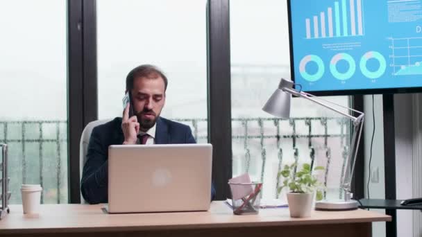 Manager praten over de telefoon — Stockvideo