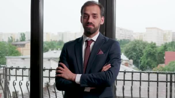 Retrato de un hombre de negocios sonriente con las manos cruzadas — Vídeos de Stock