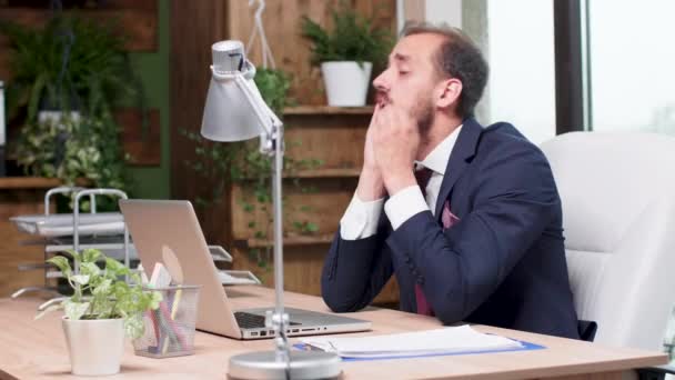 Trabalhador de escritório exausto sentado em sua mesa — Vídeo de Stock