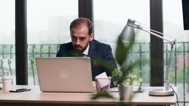 Young businessman reads an excited news — Stock Video