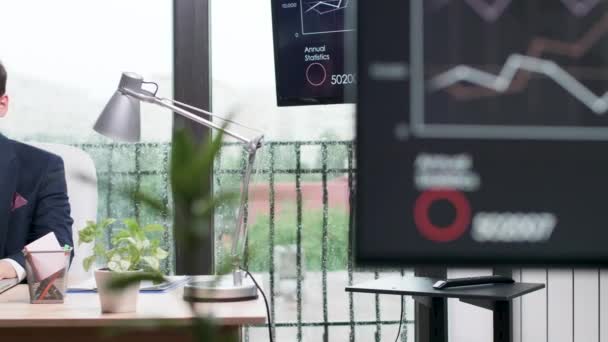 Revelando foto de jovem empresário retrato em sua mesa — Vídeo de Stock