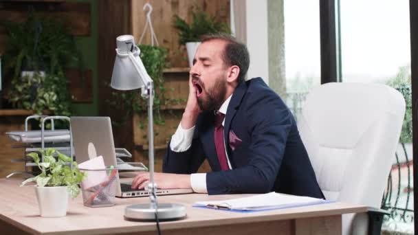 Trabalhador do escritório executivo está cansado, mas ainda funciona — Vídeo de Stock