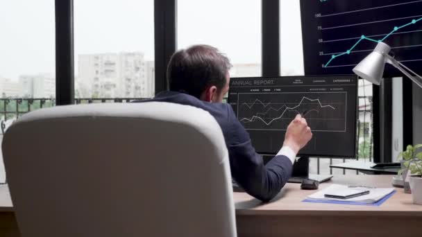 Businessman analyzing sales pattern — Stock Video