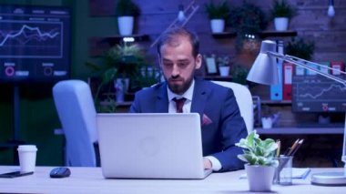 gece geç saatte ofiste çalışan iş adamı