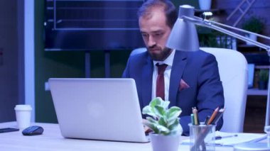 Gece geç saatlere kadar çalışan işadamı