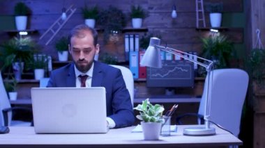 Modern loft tipi ofis işadamı gece geç saatlerde çalışır