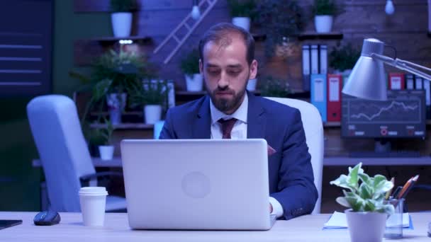 L'uomo d'affari sorseggia caffè mentre lavora fino a tardi la notte — Video Stock