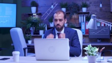 Ofiste gece geç saatlere kadar çalışan fazla çalışan