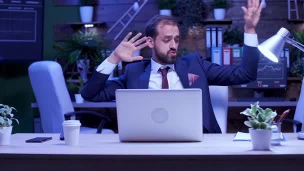 Hombre de negocios feliz y emocionado en traje formal baila en la oficina tarde en la noche — Vídeo de stock