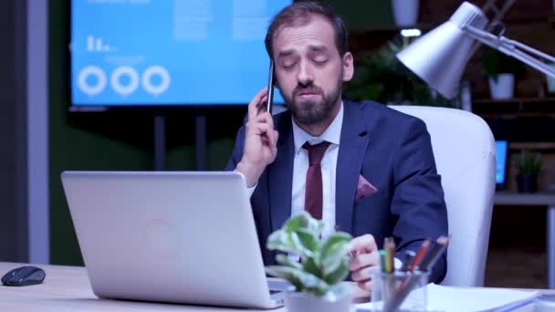 Vermoeide zakenman die laat in de nacht werkt — Stockvideo