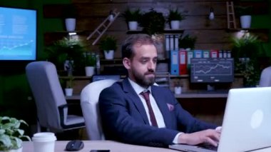 İşadamı mesai kapanış saatlerinden sonra uzun süre çalışıyor