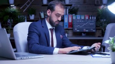 Ofis işadamı gece geç saatlerde bir dijital pad tablet Pc kullanır