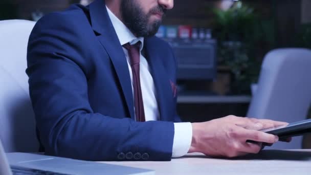Крупним планом руки бізнесмена за допомогою планшетного ПК — стокове відео