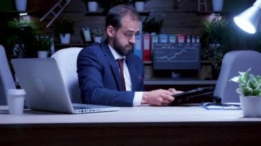 Genç işadamı gece uzun saatler çalışıyor