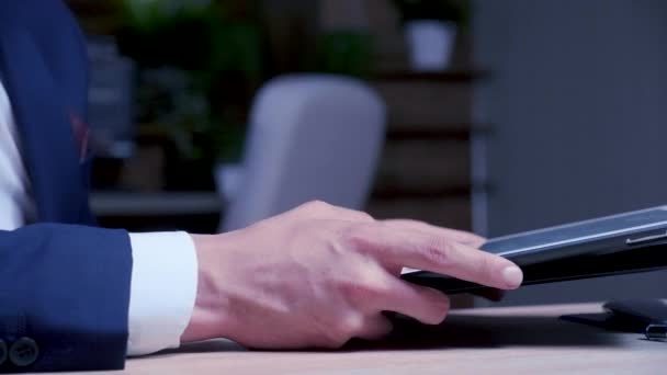 Αρσενικό επιχείρηση χρησιμοποιεί ένα ψηφιακό Tablet PC pad — Αρχείο Βίντεο
