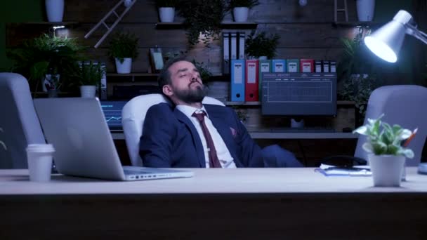 Поздно ночью в офисе спит бизнесмен. — стоковое видео