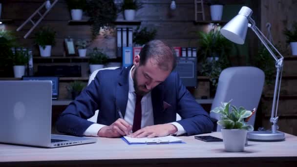 Uomo d'affari firma contratti a tarda notte in ufficio — Video Stock