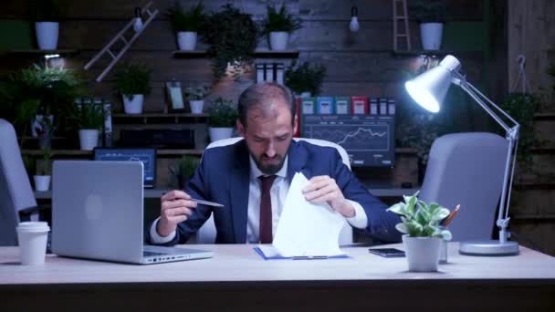 Erschöpfter Geschäftsmann arbeitet spät abends im Büro — Stockvideo