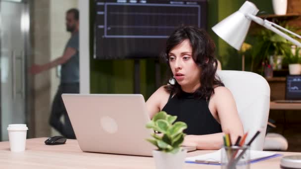 Corporate worker in casual clothes working in busy office — Stock Video