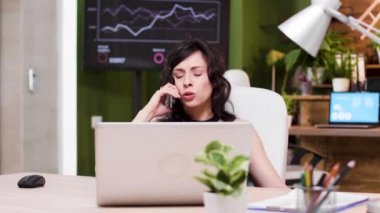 Sinirli ofis çalışanı telefonda konuşurken çığlık atıyor