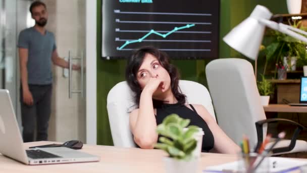 Businesswoman sorseggia caffè mentre pensa alla sua scrivania — Video Stock