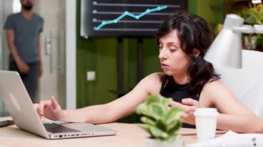 Kadın online alışveriş için kredi kartı nı kullanır
