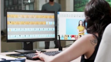 Yaratıcı medya ajansı kadın fotoğrafçı fotoğrafları bir toplu üzerinde çalışıyor