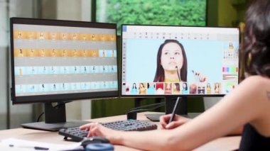 İki fotoğrafçı bir fotoğrafın rötuş üzerinde konuşuyor