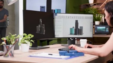 Kadın mimar yeni binalar render üzerinde çalışıyor