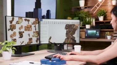 Kadın tasarımcı 3d Cad tasarımcı yazılım çalışır