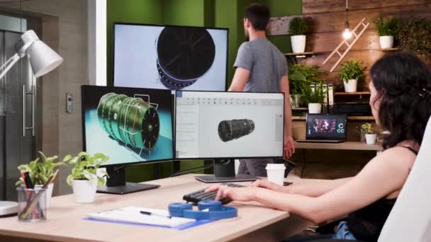새로운 터빈 프로토타입에서 3D 소프트웨어로 작동하는 여성 아키텍 — 비디오