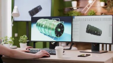 Yeni rüzgar türbini prototipleri üzerinde çalışan 3d tasarımcının omuz çekim üzerinde